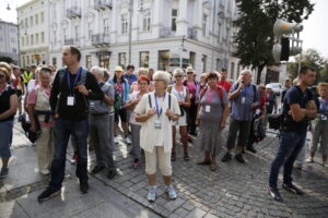 17.09.2016 Kielce. Spacer po mieście z biskupem Marianem Florczykiem. / Jarosław Kubalski / Radio Kielce