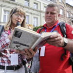 17.09.2016 Kielce. Spacer po mieście z biskupem Marianem Florczykiem. / Jarosław Kubalski / Radio Kielce