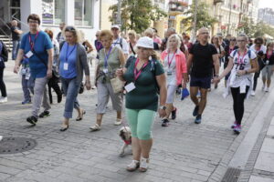 17.09.2016 Kielce. Spacer po mieście z biskupem Marianem Florczykiem. / Jarosław Kubalski / Radio Kielce