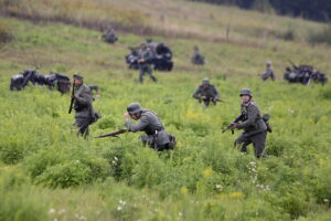 18.09.2016 Szewce. Rekonstrukcja bitwy pod Szewcami, jaka się rozegrała pomiędzy oddziałami AK i Niemcami 18 września 1944 roku. / Jarosław Kubalski / Radio Kielce