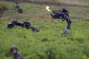 18.09.2016 Szewce. Rekonstrukcja bitwy pod Szewcami, jaka się rozegrała pomiędzy oddziałami AK i Niemcami 18 września 1944 roku. / Jarosław Kubalski / Radio Kielce