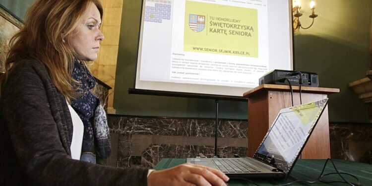 21,09.2016 Kielce. Marszałek Adam Jarubas podpisał umowę z instytucjami i firmami na usługę Karta Seniora. / Jarosław Kubalski / Radio Kielce