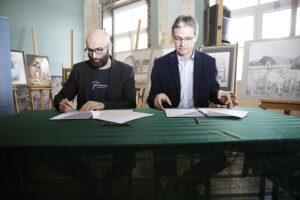 21,09.2016 Kielce. Marszałek Adam Jarubas podpisał umowę z instytucjami i firmami na usługę Karta Seniora. / Jarosław Kubalski / Radio Kielce