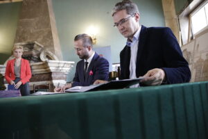 21,09.2016 Kielce. Marszałek Adam Jarubas podpisał umowę z instytucjami i firmami na usługę Karta Seniora. / Jarosław Kubalski / Radio Kielce