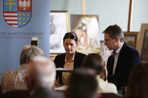 21,09.2016 Kielce. Marszałek Adam Jarubas podpisał umowę z instytucjami i firmami na usługę Karta Seniora. / Jarosław Kubalski / Radio Kielce