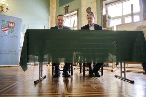 21,09.2016 Kielce. Marszałek Adam Jarubas podpisał umowę z instytucjami i firmami na usługę Karta Seniora. / Jarosław Kubalski / Radio Kielce