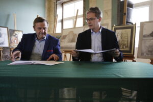 21,09.2016 Kielce. Marszałek Adam Jarubas podpisał umowę z instytucjami i firmami na usługę Karta Seniora. / Jarosław Kubalski / Radio Kielce