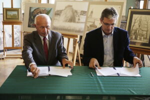 21,09.2016 Kielce. Marszałek Adam Jarubas podpisał umowę z instytucjami i firmami na usługę Karta Seniora. / Jarosław Kubalski / Radio Kielce