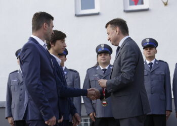 26.09.2016 Minister Mariusz Błaszczak otworzył posterunek policji w Chmielniku / Jarosław Kubalski / Radio Kielce
