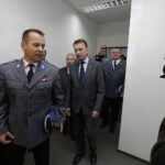 26.09.2016 Minister Mariusz Błaszczak otworzył posterunek policji w Chmielniku / Jarosław Kubalski / Radio Kielce
