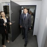 26.09.2016 Minister Mariusz Błaszczak otworzył posterunek policji w Chmielniku / Jarosław Kubalski / Radio Kielce