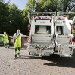 29.09.2016. Nowoczesna, dwukomorowa śmieciarka firmy Eneris / Jarosław Kubalski / Radio Kielce