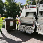 29.09.2016. Nowoczesna, dwukomorowa śmieciarka firmy Eneris / Jarosław Kubalski / Radio Kielce