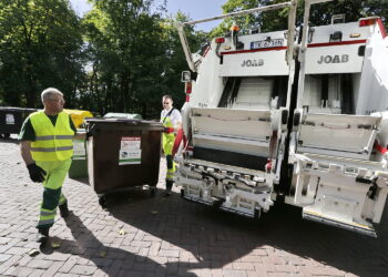 29.09.2016. Nowoczesna, dwukomorowa śmieciarka firmy Eneris / Jarosław Kubalski / Radio Kielce