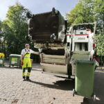 29.09.2016. Nowoczesna, dwukomorowa śmieciarka firmy Eneris / Jarosław Kubalski / Radio Kielce