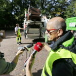 29.09.2016. Nowoczesna, dwukomorowa śmieciarka firmy Eneris / Jarosław Kubalski / Radio Kielce