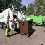 29.09.2016. Nowoczesna, dwukomorowa śmieciarka firmy Eneris / Jarosław Kubalski / Radio Kielce