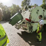 29.09.2016. Nowoczesna, dwukomorowa śmieciarka firmy Eneris / Jarosław Kubalski / Radio Kielce