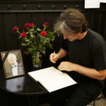 03.09.2016 Kielce. Zmarł aktor Edward Kusztal. Księga Kondolencyjna wystawiona w foyer Teatru Żeromskiego. / Jarosław Kubalski / Radio Kielce