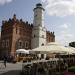 07.09.2016. Atrakcje Sandomierza. Ratusz na Rynku. Rynek. Parasole. / Jarosław Kubalski / Radio Kielce