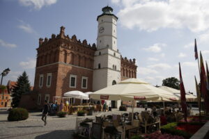 07.09.2016. Atrakcje Sandomierza. Ratusz na Rynku. Rynek. Parasole. / Jarosław Kubalski / Radio Kielce