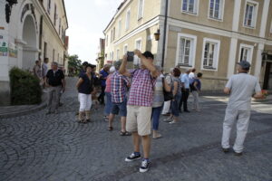 07.09.2016. Atrakcje Sandomierza. Rynek. Turyści. / Jarosław Kubalski / Radio Kielce