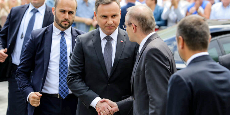 04.07.2016 Kielce. Prezydent Andrzej Duda złożył kwiaty pod kamienicą Planty 7/9 / Wojciech Habdas / Radio Kielce