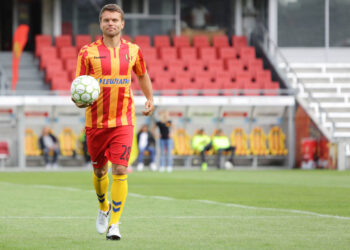 9.7.2016 Kielce. Na „Kolporter Arenie” kibicom, w nowych „złocisto – krwistych” strojach, zaprezentowali się piłkarze i sztab szkoleniowy Korony Kielce. Z numerem 28 - Vladislavs Gabovs / Wojciech Habdas / Radio Kielce