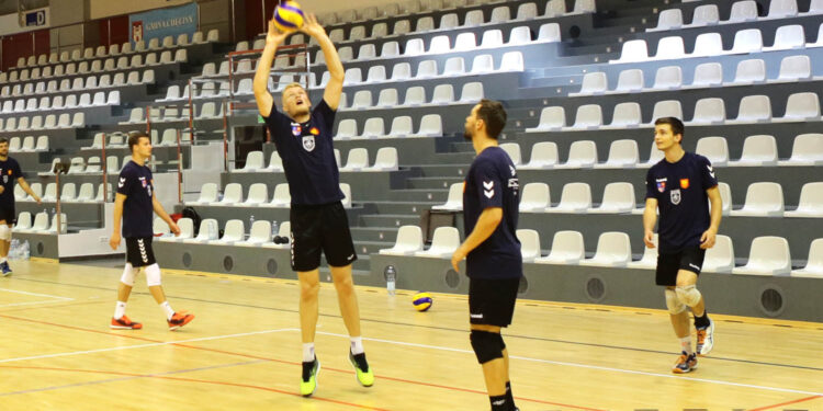 12.8.2016 Chęciny. Trening zawodników Effectora w hali w Chęcinach. / Wojciech Habdas / Radio Kielce