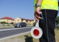 Policjanci pomagają dzieciom bezpiecznie dotrzeć do szkoły
