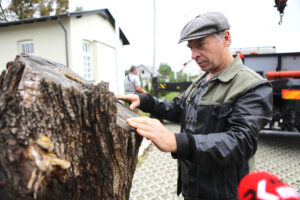 5.9.2016 Kielce. NOMADA to ósmy projekt artystyczny Fundacji „Nowa Przestrzeń Sztuki”. Wokół DOMU MODLITWY – żydowskiej bożnicy z początku XX wieku przeniesionej na Pakosz, przez cztery kolejne dni tworzył będzie rzeźbiarz i performer Paweł Althamer, oraz zaproszeni przez niego artyści. / Wojciech Habdas / Radio Kielce