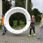 5.9.2016 Kielce. NOMADA to ósmy projekt artystyczny Fundacji „Nowa Przestrzeń Sztuki”. Wokół DOMU MODLITWY – żydowskiej bożnicy z początku XX wieku przeniesionej na Pakosz, przez cztery kolejne dni tworzył będzie rzeźbiarz i performer Paweł Althamer, oraz zaproszeni przez niego artyści. / Wojciech Habdas / Radio Kielce