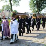 10.09.2016. Pogrzeb żołnierzy wyklętych Józefa Figarskiego ps. "Śmiały" i Czesława Spadło ps. "Mały" w Wąchocku / Wojciech Habdas / Radio Kielce