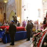 10.09.2016. Pogrzeb żołnierzy wyklętych Józefa Figarskiego ps. "Śmiały" i Czesława Spadło ps. "Mały" w Wąchocku / Wojciech Habdas / Radio Kielce