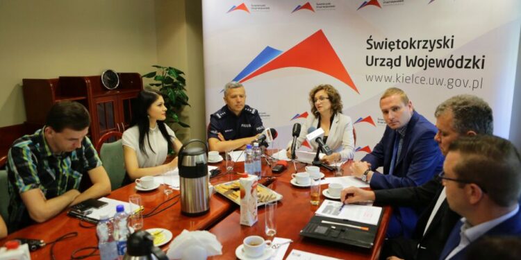 13.09.2016. Pięć projektów z regionu otrzyma pieniądze z MSWiA na program ograniczania przestępczości. Konferencja wojewody świętokrzyskiego Agaty Wojtyszek / Wojciech Habdas / Radio Kielce