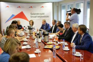 13.09.2016. Pięć projektów z regionu otrzyma pieniądze z MSWiA na program ograniczania przestępczości. Konferencja wojewody świętokrzyskiego Agaty Wojtyszek / Wojciech Habdas / Radio Kielce