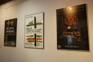 13.09.2016. Otwarcie wystawy plakatów ze zbiorów Muzeum Wsi Kieleckiej w Dworku Laszczyków / Wojciech Habdas / Radio Kielce