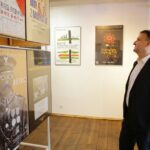 13.09.2016. Otwarcie wystawy plakatów ze zbiorów Muzeum Wsi Kieleckiej w Dworku Lasszczyków / Wojciech Habdas / Radio Kielce