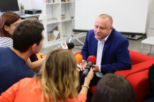20.9.2016 Kielce. Trzymetrowa rzeźba Roberta Lewandowskiego w Instytucie Designu będzie zaprezentowana podczas VIII edycji targów Dni Druku 3D w Warszawie / Wojciech Habdas / Radio Kielce
