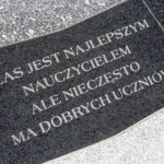 27.9.2016 Kielce. Gruntownie odnowiona Kolumna Czasu umieszczona została na dziedzińcu Targów Kielce. / Wojciech Habdas / Radio Kielce