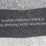 27.9.2016 Kielce. Gruntownie odnowiona Kolumna Czasu umieszczona została na dziedzińcu Targów Kielce. / Wojciech Habdas / Radio Kielce
