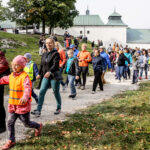 28.9.2016 Kielce. IV Papieski Przełajowy Bieg Integracyjny. Pierwsza grupa wyruszyła marszem trasą ścieżki górniczej. / Wojciech Habdas / Radio Kielce