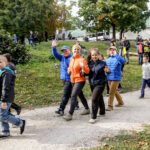 28.9.2016 Kielce. IV Papieski Przełajowy Bieg Integracyjny. Pierwsza grupa wyruszyła marszem trasą ścieżki górniczej. / Wojciech Habdas / Radio Kielce