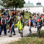 28.9.2016 Kielce. IV Papieski Przełajowy Bieg Integracyjny. Pierwsza grupa wyruszyła marszem trasą ścieżki górniczej. / Wojciech Habdas / Radio Kielce