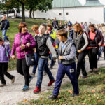 28.9.2016 Kielce. IV Papieski Przełajowy Bieg Integracyjny. Pierwsza grupa wyruszyła marszem trasą ścieżki górniczej. / Wojciech Habdas / Radio Kielce