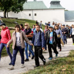 28.9.2016 Kielce. IV Papieski Przełajowy Bieg Integracyjny. Pierwsza grupa wyruszyła marszem trasą ścieżki górniczej. / Wojciech Habdas / Radio Kielce