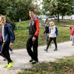 28.9.2016 Kielce. IV Papieski Przełajowy Bieg Integracyjny. Pierwsza grupa wyruszyła marszem trasą ścieżki górniczej. / Wojciech Habdas / Radio Kielce