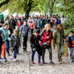 28.9.2016 Kielce. IV Papieski Przełajowy Bieg Integracyjny. Pierwsza grupa wyruszyła marszem trasą ścieżki górniczej. / Wojciech Habdas / Radio Kielce