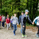 28.9.2016 Kielce. IV Papieski Przełajowy Bieg Integracyjny. Pierwsza grupa wyruszyła marszem trasą ścieżki górniczej. / Wojciech Habdas / Radio Kielce