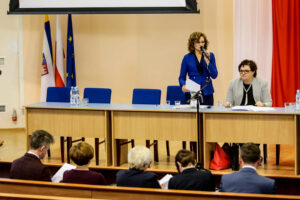 28.9.2016 Kielce. Spotkanie wiceminister Elżbiety Bojanowskiej z Ministerstwa Rodziny, Pracy i Polityki Społecznej ze służbami wojewodów i przedstawicielami PCPR. / Wojciech Habdas / Radio Kielce